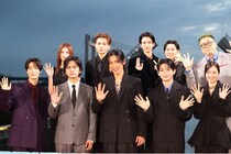 “一時帰国”目黒蓮に雨降るレッドカーペットで大歓声「カナダから来てしまいました」＜SAKAMOTO DAYS＞