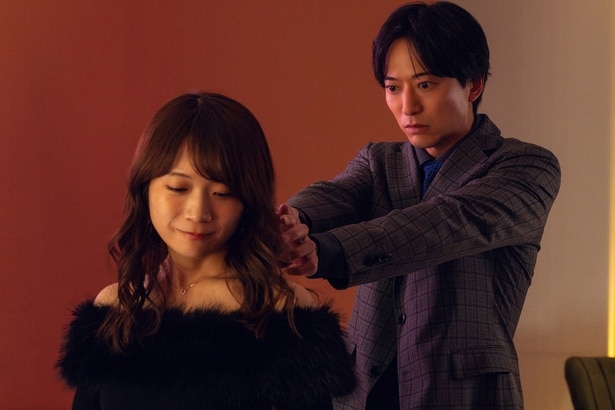 沙也香(秋元真夏)の首を締めようとする哲也(浅香航大)