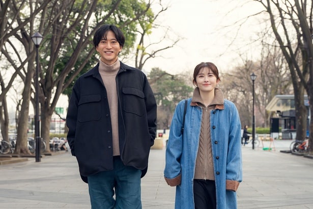 未来を思い幸せそうに歩くアサ(宮澤エマ)＆哲也(浅香航大)
