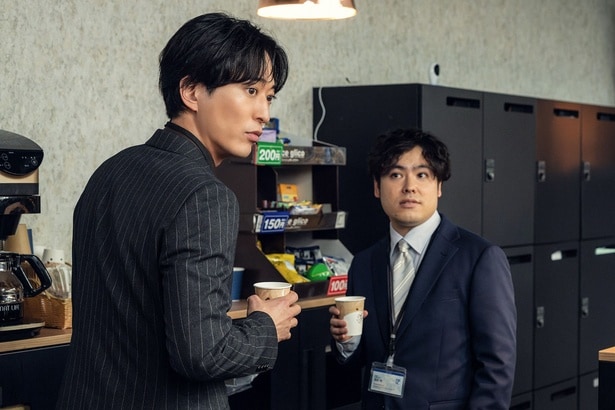 哲也(浅香航大)の会社へ沙也香(秋元真夏)から電話が入る