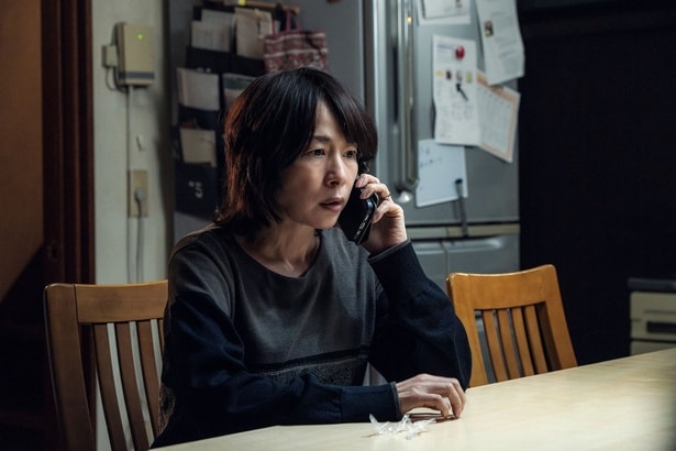 毒親・愛子(西田尚美)はアサ(宮澤エマ)に着信拒否され苛立ちを募らせる