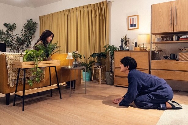 アサ(宮澤エマ)に土下座をする哲也(浅香航大)