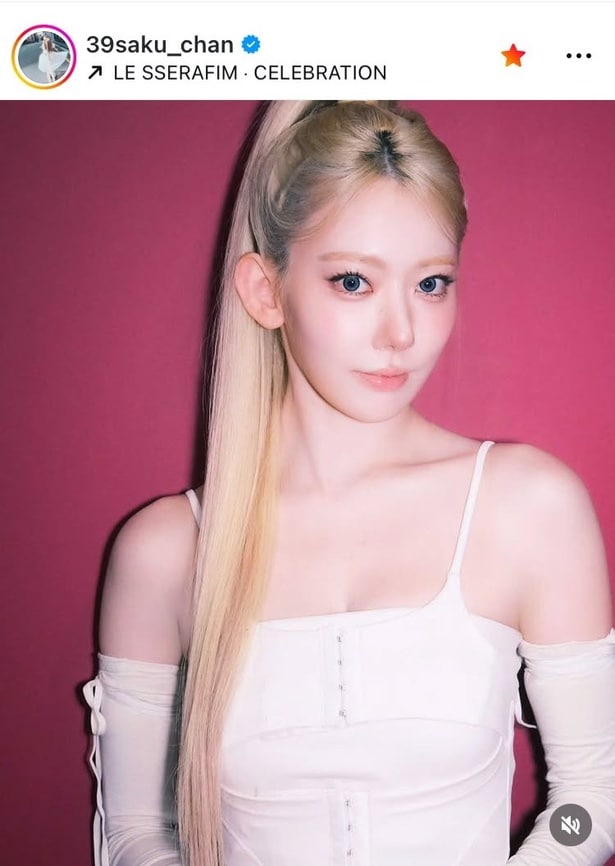 【写真】「RPGの主人公みたい」…LE SSERAFIM・SAKURA、“ポニテ×青い目”姿