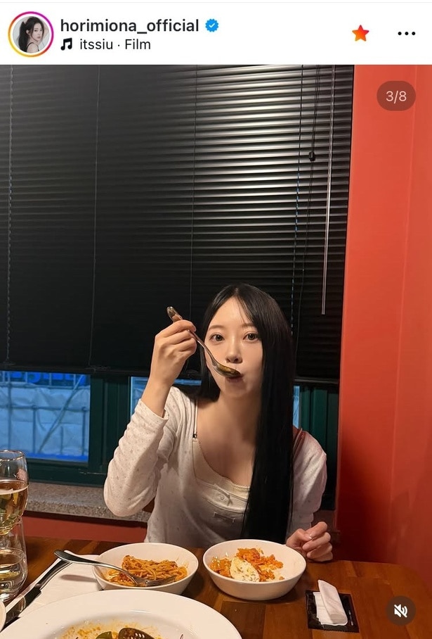 【写真】堀未央奈、“もぐもぐ”韓国グルメの自然体姿