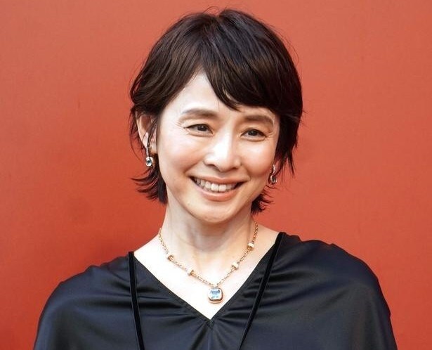 石田ゆり子が公開した大胆開脚＆バランスボールトレーニング動画に「体柔らかくてすごい！」「ますます憧れる」の声