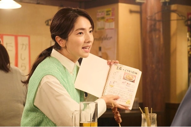 ミンソクが御曹司だと知らず、お金に困っていると勘違いした桃子は、彼に節約レシピのノートを手作り