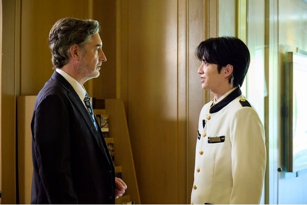 旧知のミンソク(志尊淳)に免じて、怒りを収めたVIP客