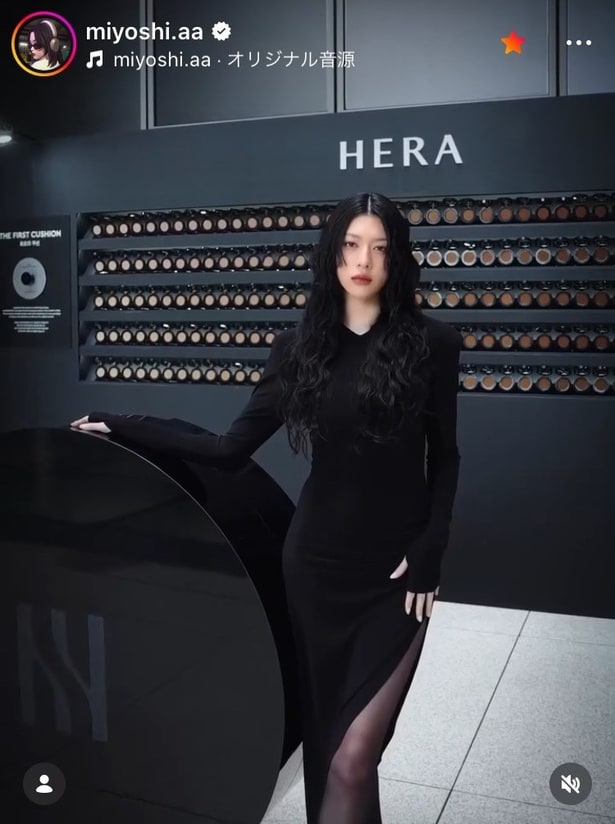 【写真】三吉彩花、“サイドスリットボディコン”でクール表情