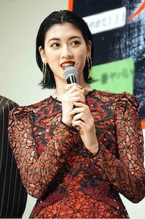 美のアイコンが現れたよう…三吉彩花、“サイドスリットのボディコン”でクールな表情姿に「いいね！」