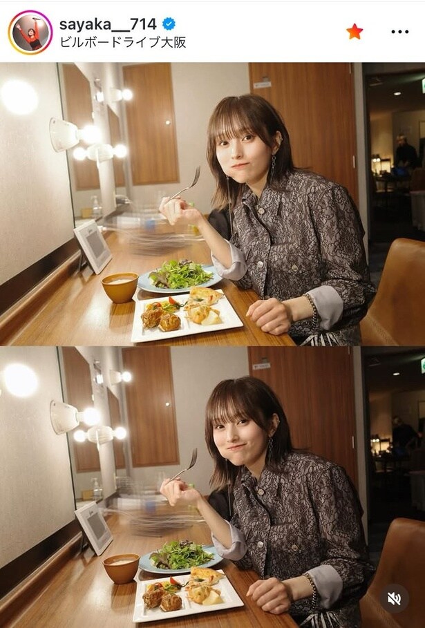 【写真】ステージ衣装で“もぐもぐ”…山本彩、楽屋で食事姿