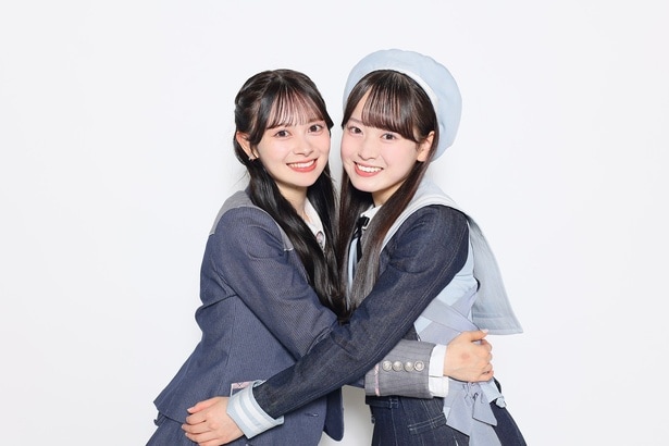 AKB48の伊藤百花(写真左)と近藤沙樹