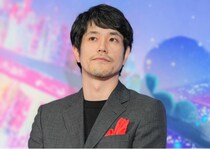 松山ケンイチ、パグとわちゃわちゃするお散歩ショットに「今季いちばん心がほっこりするドラマ」の声＜時すでにおスシ!?＞