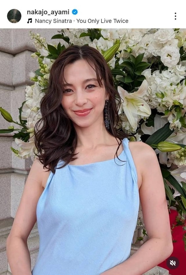 【写真】中条あやみ、水色のドレスが美しいスマイルショット