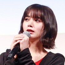 池田エライザ、ドーベルマンを“なでなで”する仲良し2ショットに「どちらもお美しい」の声