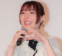 「おとなっぽくて綺麗でかわいい」…花澤香菜、“モノトーン”コーデで等身大パネルと並ぶ姿に称賛の声