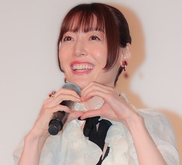 「おとなっぽくて綺麗でかわいい」…花澤香菜、“モノトーン”コーデで等身大パネルと並ぶ姿に称賛の声