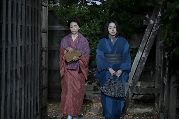りん(見上愛)と直美(上坂樹里)は2人そろって門限を破ってしまう