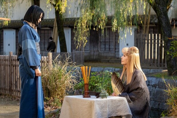 直美(上坂樹里)は占い師(研ナオコ)から再びお告げを受ける