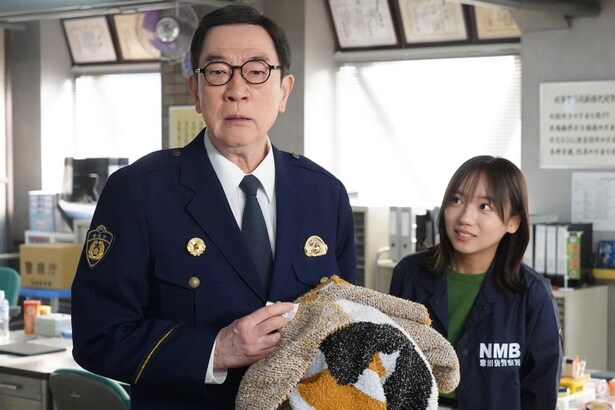 井伏署長(坂東彌十郎)は誠(佐藤二朗)＆明日香(橋本愛)が夫婦であることを必死に隠し続ける