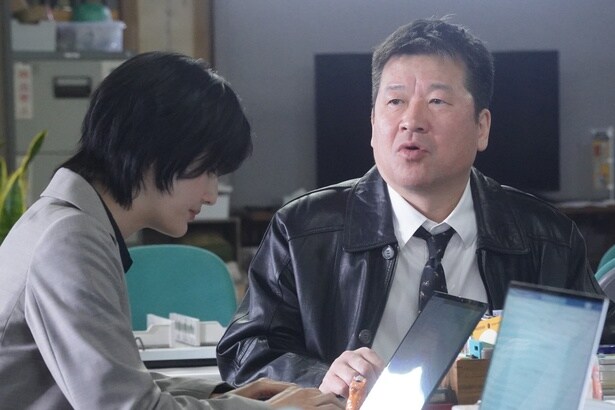 明日香(橋本愛)、夫・誠(佐藤二朗)のおやじギャグに苦言を呈す