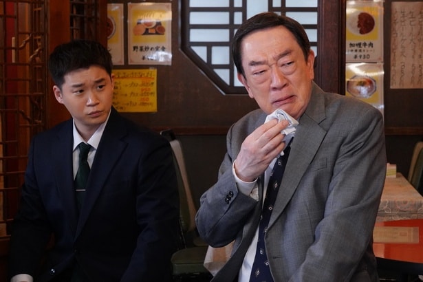 井伏署長(坂東彌十郎)、オーナー(コウメ太夫)の話を聞き「チキショー！」と絶叫