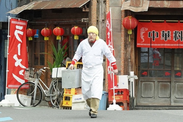 オーナー(コウメ太夫)は「オズ」のビルに配達をする
