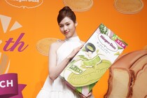 TWICE・サナ、“まるで妖精”なミニワンピース姿で登壇　無邪気な行動で会場を和ませる