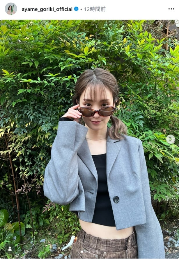 【写真】剛力彩芽、グレージャケットを纏う「お仕事の日のしふく」のショット