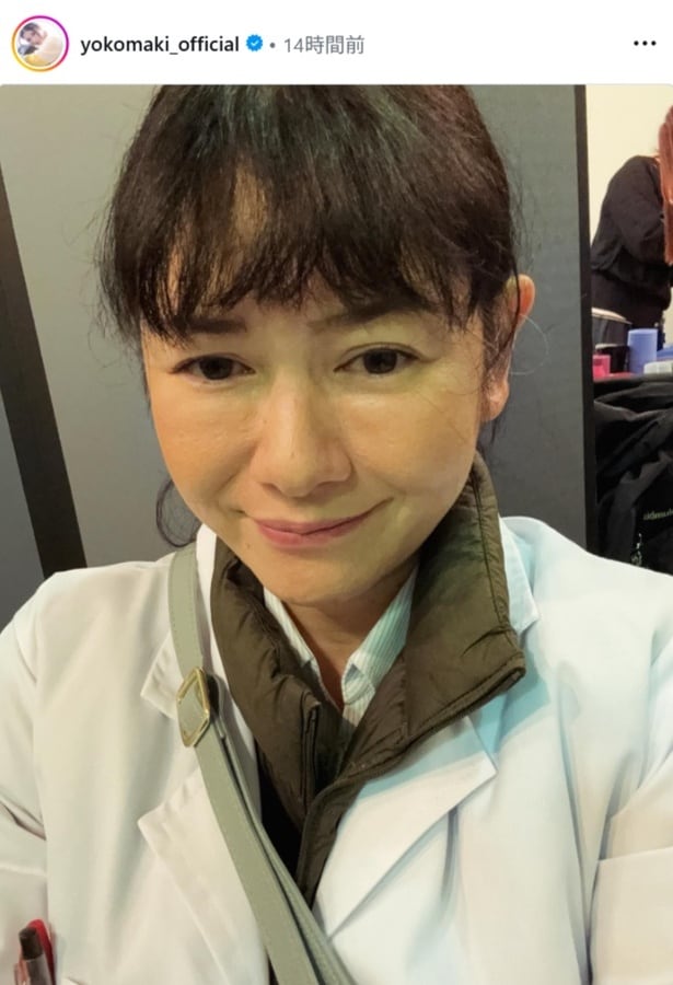 【写真】真木よう子、白衣のような服装での自撮り写真