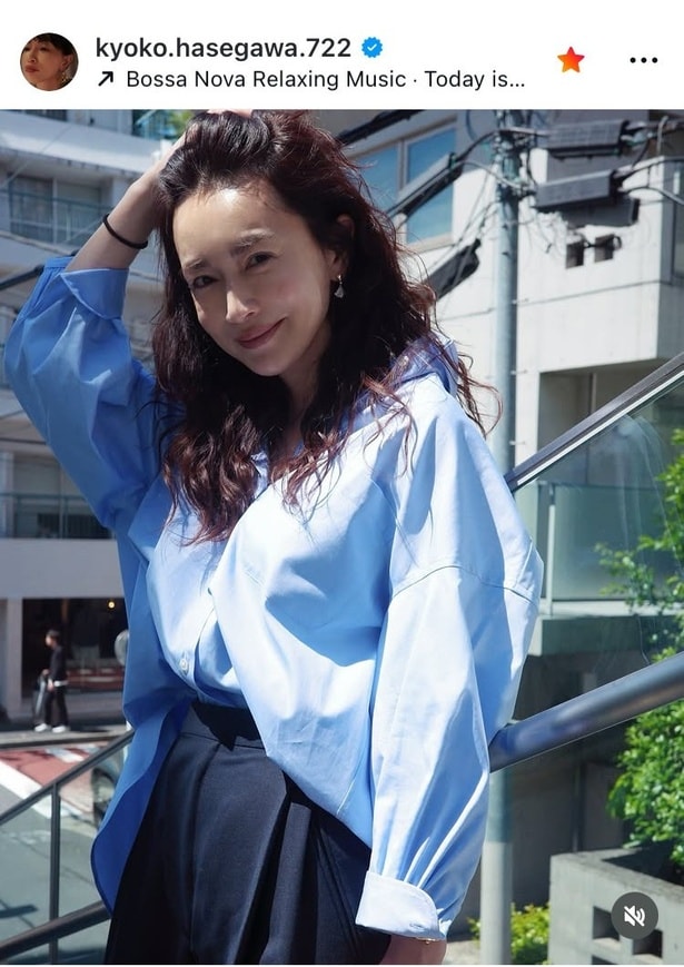【写真】シャツと青空が一体になったよう…長谷川京子、晴天の下でスカイブルーの春コーデ