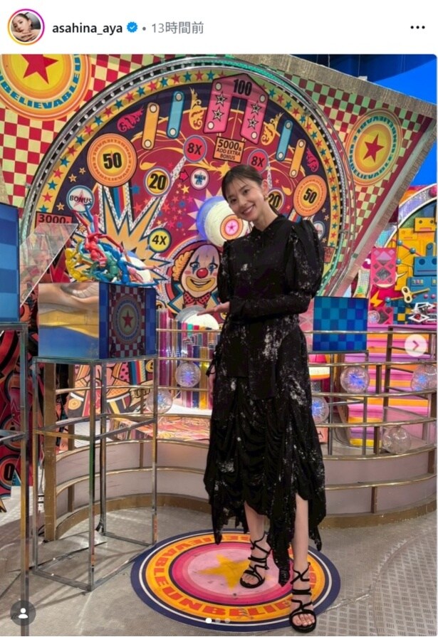 【写真】朝比奈彩、レースの黒ワンピース×編み上げサンダル…上品でかわいいコーデ