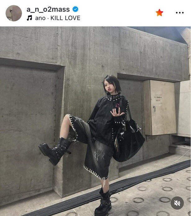 【写真】あの、脚を高く上げて“キック”ポーズの私服姿