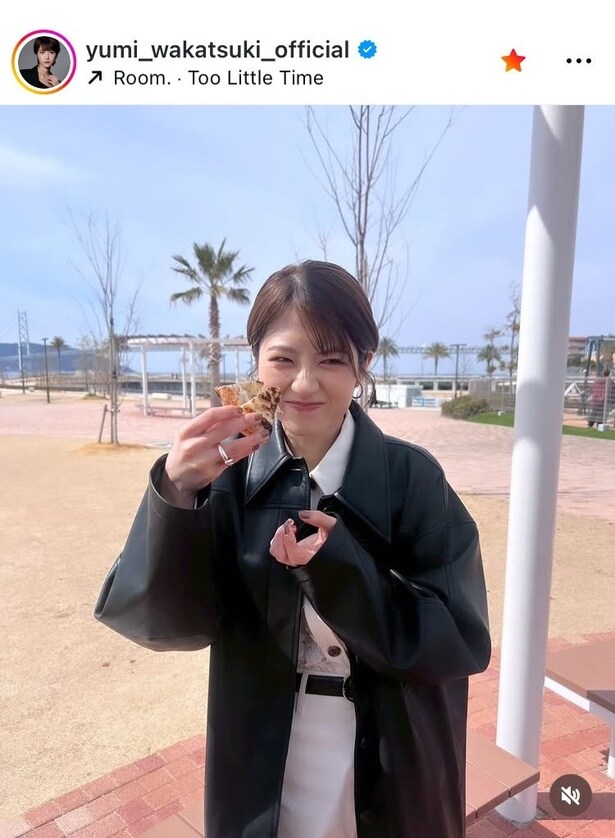 【写真】海辺が笑顔を最大限に引き出したよう…若月佑美、焼き菓子をパクリと“弾ける笑顔”