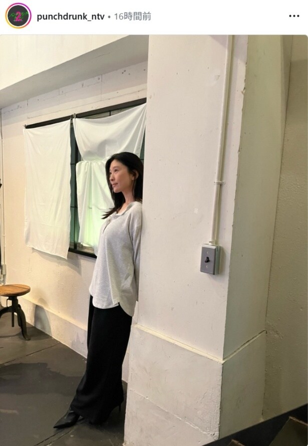 【写真】篠原涼子、壁にもたれかかってどこかを見つめるショット