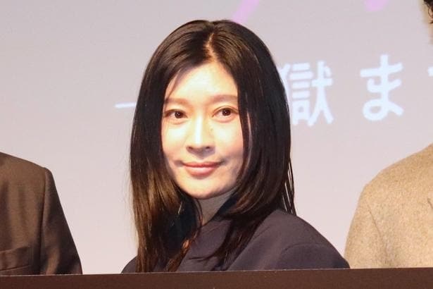 篠原涼子、白T×黒ボトムスの“ラフコーデ”に「シンプルなのにサマになる」「ほんとにきれい」の声＜パンチドランク・ウーマン＞