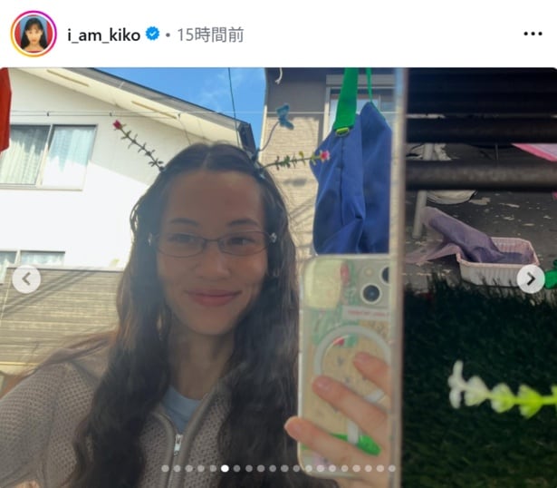 【写真】水原希子、頭からお花が生えたアンニュイな鏡越しの自撮り写真