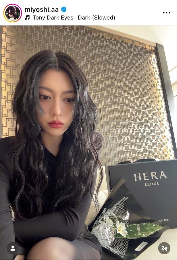【写真】漆黒のウェーブヘアが闇夜に溶けるよう…三吉彩花、ミステリアス×クールな表情