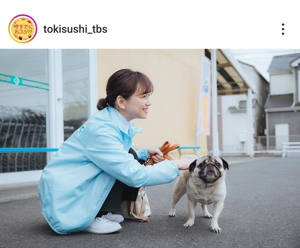 【写真】永作博美、パグのホタテちゃんにメロメロのオフショット
