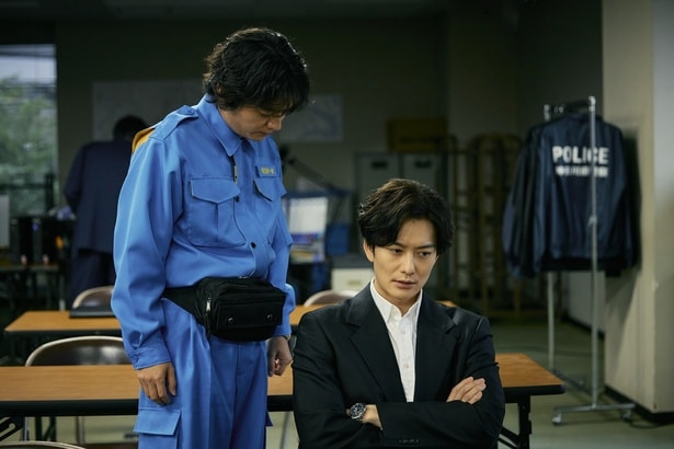津田(飯尾和樹)のことをめぐり放火殺人事件に身が入らない様子の真(岡田将生)に声をかける稔(染谷将太)