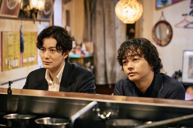 いつものように「もっちゃん」で食事をする真(岡田将生)と稔(染谷将太)