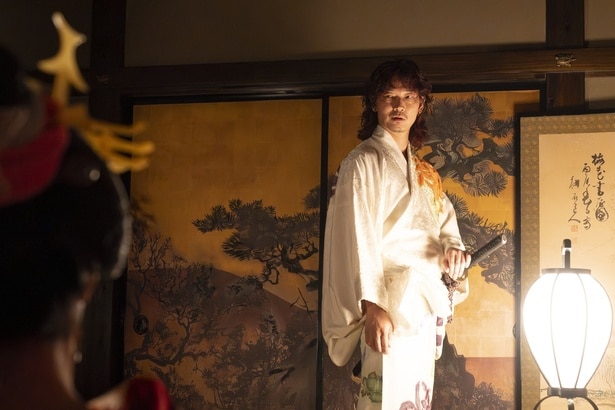 自らと平山(高橋光臣)の出会いを語った芹沢(綾野剛)