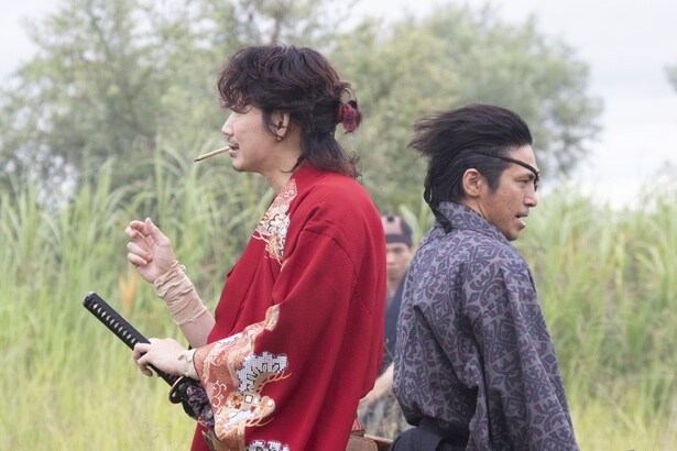 間近で見てきた芹沢(綾野剛)がいつしか憧れの存在となっていた平山(高橋光臣)