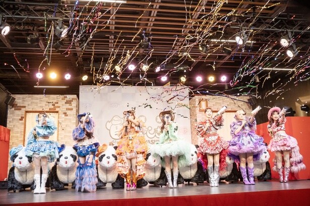 CANDY TUNEの7人が声高らか「浅草 飴やしき」の開園を宣言し、大きなクラッカーを鳴らした
