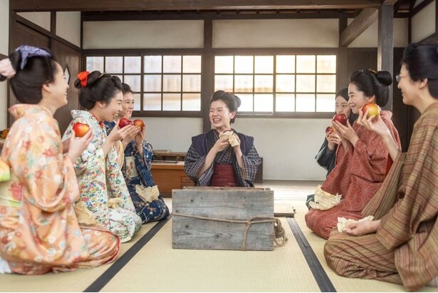 トメ(原嶋凛)が配ったりんごをきっかけに、一期生の間に再び笑顔が戻る