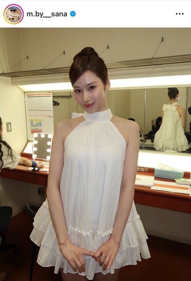 【写真】TWICE・サナ、お団子ヘアであらわな美肩姿