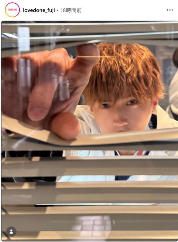 【写真】八木勇征、隣の部屋から覗き込む…クールなオフショット