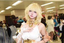 タイトなドレス姿の「崩壊：スターレイル」“アグライア”コスプレ「メーク＆髪のボリュームにこだわり」＜acosta!＞