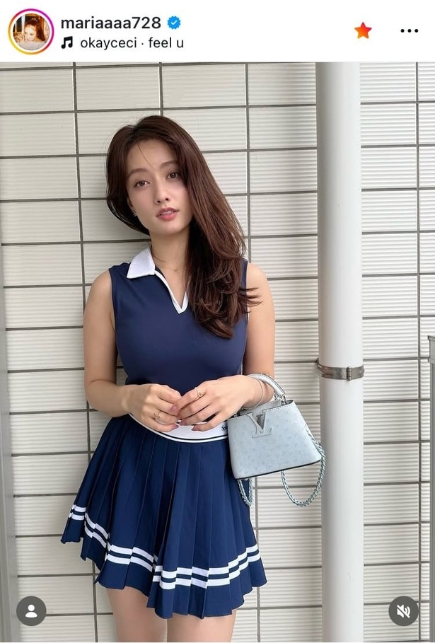 【写真】谷まりあ、ノースリーブ×ウェーブヘアで柔らかな視線