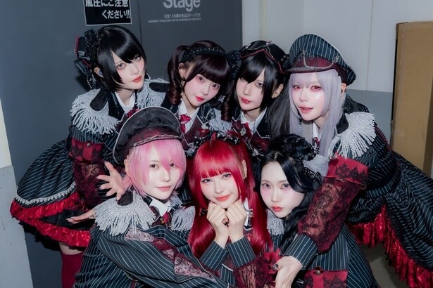 AVAM(写真後列左から東雲青空、姫宮ゆか、佐伯七海、月深乃絢、手前左から桔梗花香、大原乙葉、小鳥遊あみ)