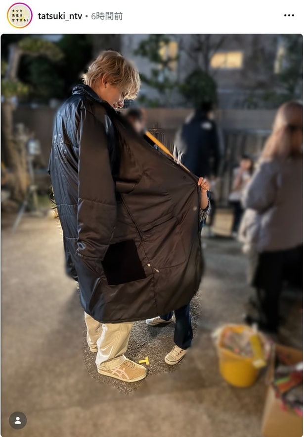 【写真】町田啓太、ベンチコートにすっぽり収まる子役を見つめる…